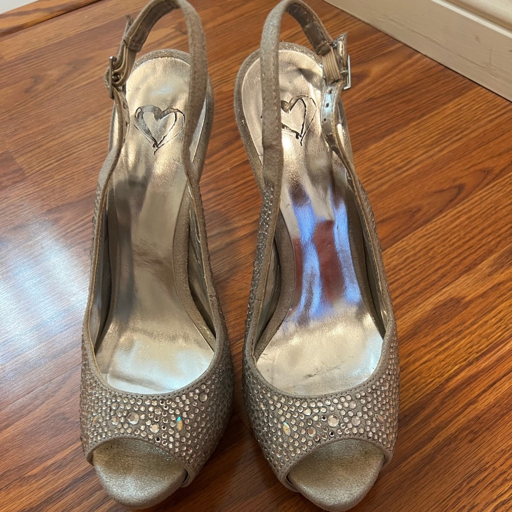 Steve Madden 5.5” platform rhinestone peep toe sling back shoe 7.5 fits like a 7